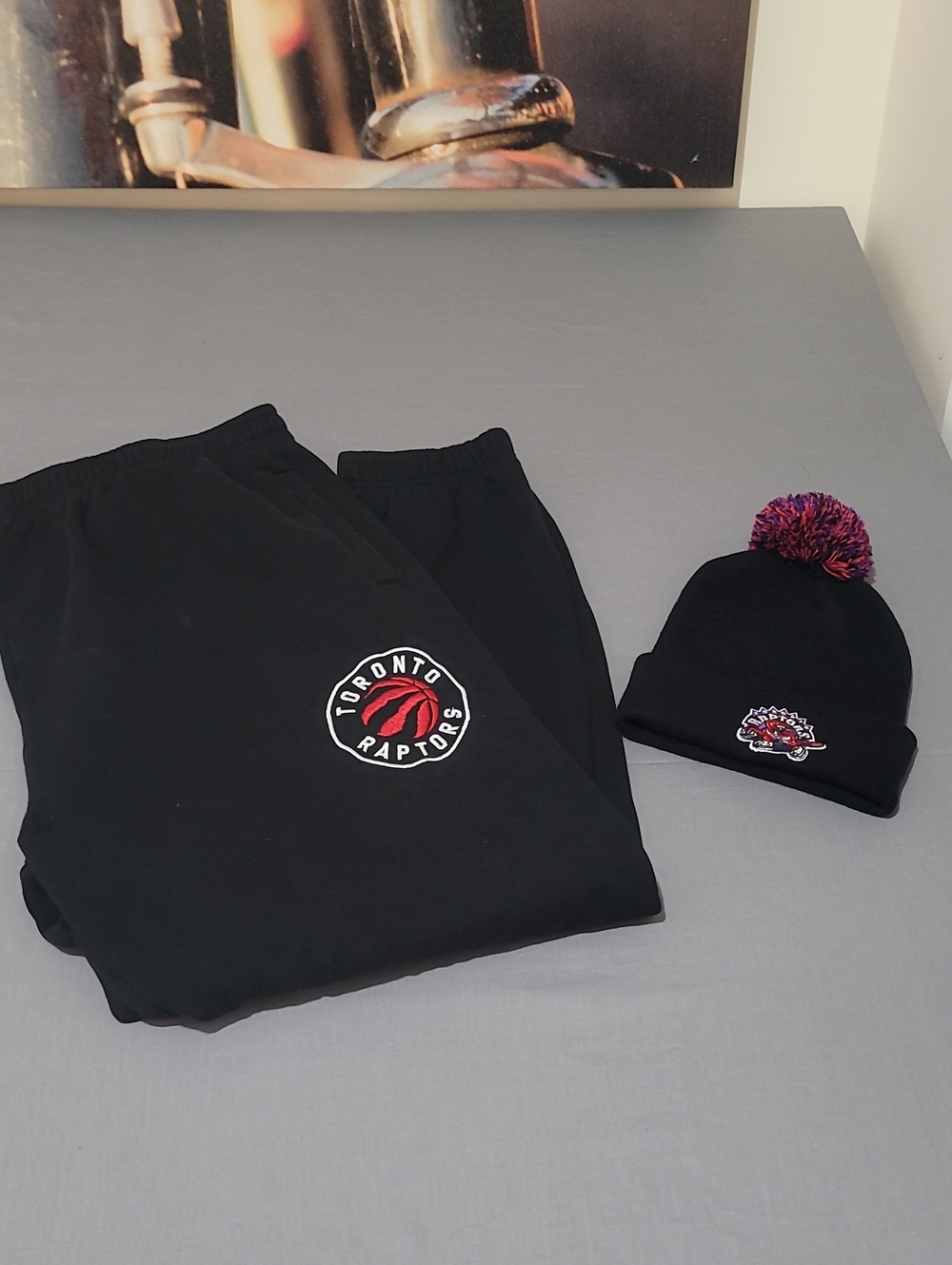 Black Men's Toronto Raptors Joggers And Touque.